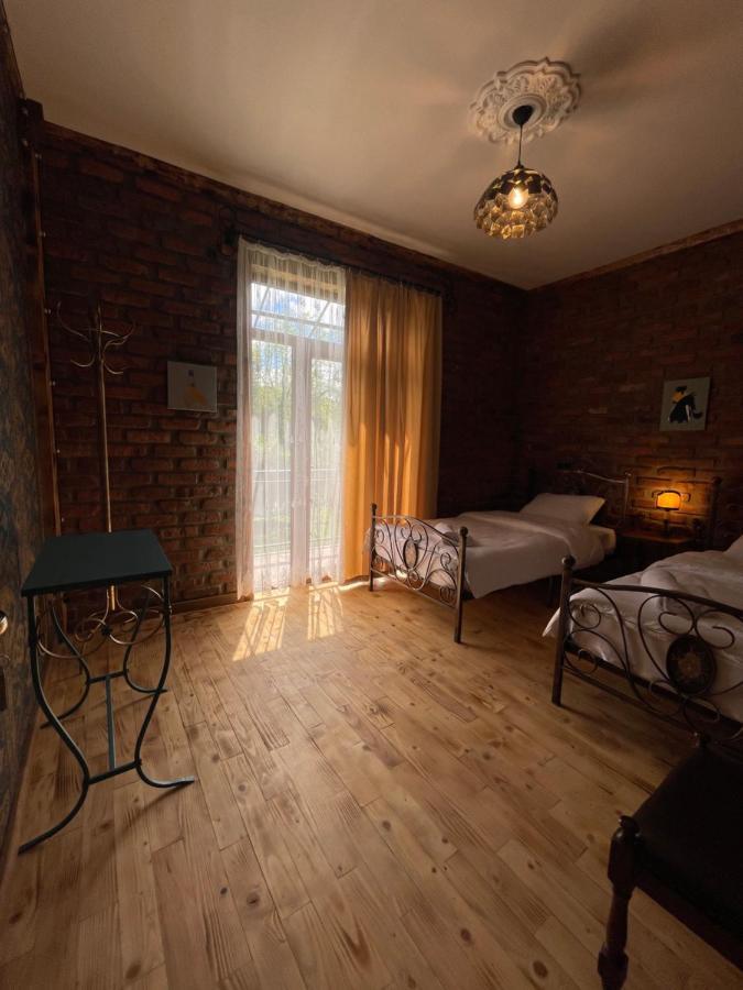 Odo'S Guest House Martvili Bagian luar foto